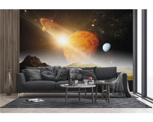 Wohnzimmer mit einer Fototapete mit Weltraummotiv, die eine ferne Galaxie und einen Planeten mit Ringen zeigt.