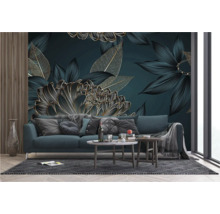 Wohnzimmer mit blumiger Fototapete, Sofa und Couchtischen.