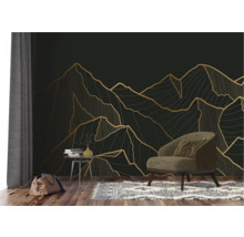 Wohnraum mit Tapete mit Bergmotiv, Sessel, Teppich und Beistelltisch