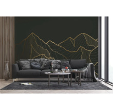 Wohnzimmer mit Sofa, Couchtisch und Wandtapete mit Bergmotiv