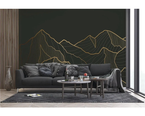 Wohnzimmer mit Sofa, Couchtisch und Wandtapete mit Bergmotiv