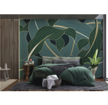 Schlafzimmer mit Blattmuster-Tapete, Bett und Dekorationen für ein gemütliches Ambiente.