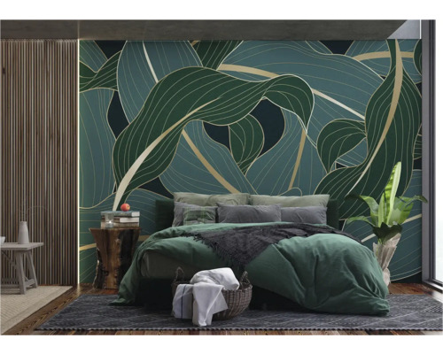 Schlafzimmer mit Blattmuster-Tapete, Bett und Dekorationen für ein gemütliches Ambiente.
