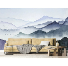 Wohnzimmer mit gemusterter Tapete und Sofa