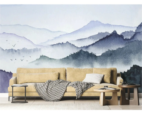 Wohnzimmer mit gemusterter Tapete und Sofa
