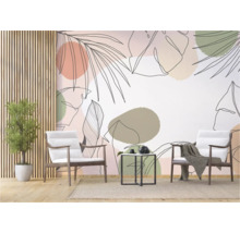 Wohnzimmer mit zwei Stühlen und einer Wandtapete mit Blättermotiv