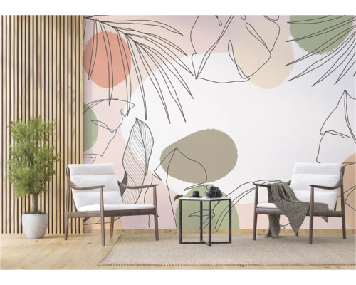 Wohnzimmer mit zwei Stühlen und einer Wandtapete mit Blättermotiv