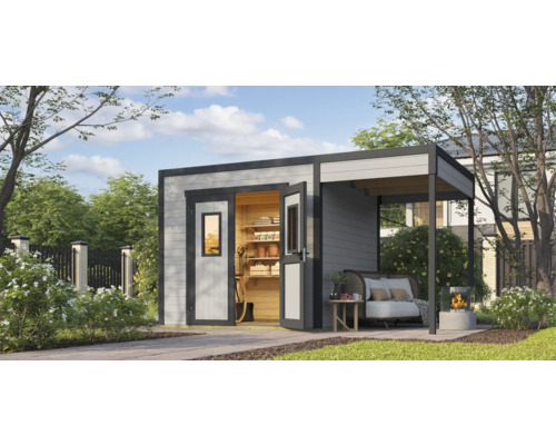 Gartenhaus mit geöffneter Tür und überdachter Sitzecke mit Sofa und Feuerstelle