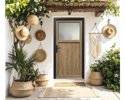 Eingangsbereich mit Tür, Pflanzen und dekorativen Elementen für den Außenbereich
