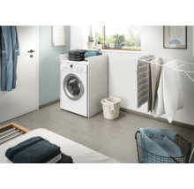 Wäschezimmer mit Waschmaschine und Wäscheständer