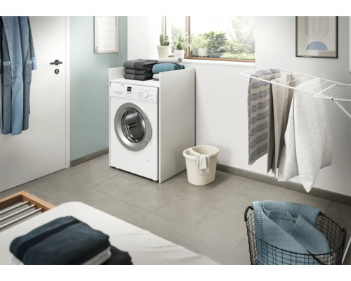 Wäschezimmer mit Waschmaschine und Wäscheständer