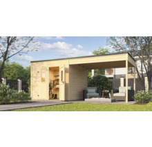 Gartenhaus mit Überdachung und geöffneter Tür, im Garten mit Feuerstelle und Sitzgelegenheiten.