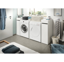 Wäscheraum mit Waschmaschine, Trockner und Aufbewahrungsschränken