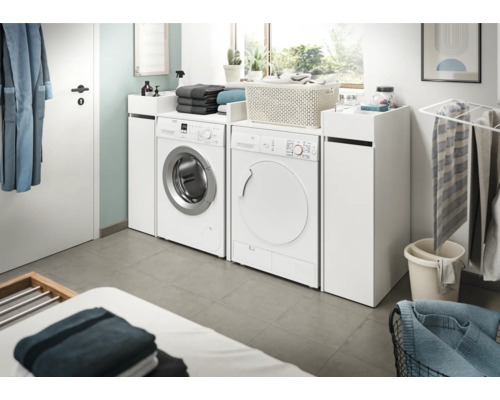 Wäscheraum mit Waschmaschine, Trockner und Aufbewahrungsschränken