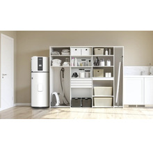 Heller Hauswirtschaftsraum mit Warmwasserbereiter, Staubsauger, Regalen und Waschbecken