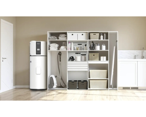 Heller Hauswirtschaftsraum mit Warmwasserbereiter, Staubsauger, Regalen und Waschbecken