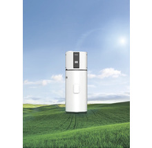 Haier Wärmepumpe auf einer grünen Wiese unter blauem Himmel