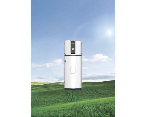 Haier Wärmepumpe auf einer grünen Wiese unter blauem Himmel
