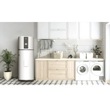 Wäschezimmer mit Warmwasserspeicher, Waschmaschine und Trockner