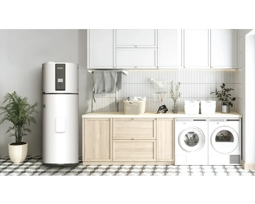 Wäschezimmer mit Warmwasserspeicher, Waschmaschine und Trockner