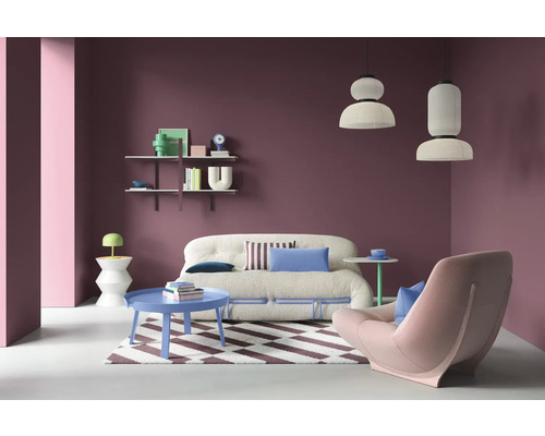 Wohnzimmer mit Sofa, Sessel, Teppich und Dekorationen