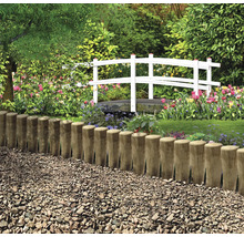 Garten mit Holzzaun, Kiesweg und weißer Brücke