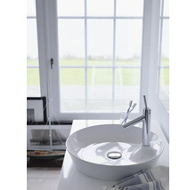 Helles Badezimmer mit Aufsatzwaschbecken, Armatur und Fenster