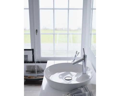 Helles Badezimmer mit Aufsatzwaschbecken, Armatur und Fenster