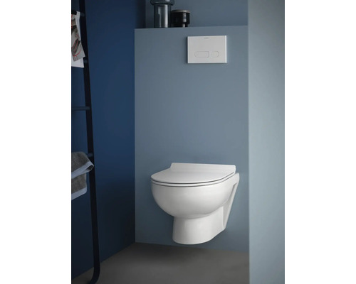 Hänge-WC im Badezimmer mit Betätigungsplatte