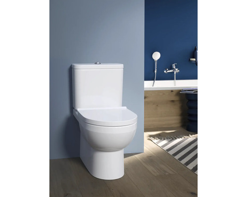 Weißes Stand-WC vor einer Badezimmerwand