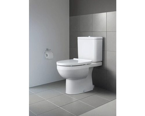 Weißes Stand-WC mit Spülkasten im Badezimmer.