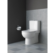 Weißes Stand-WC mit Spülkasten und Toilettenpapierhalter im Badezimmer.