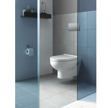 Helles Badezimmer mit Hänge-WC, Fliesen und Ablage