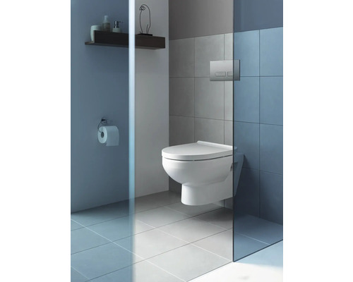 Helles Badezimmer mit Hänge-WC, Fliesen und Ablage