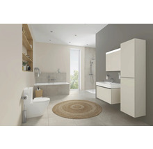 Modernes Badezimmer mit Badewanne, Dusche, Waschbecken, Spiegelschrank, Hochschrank und Toilette