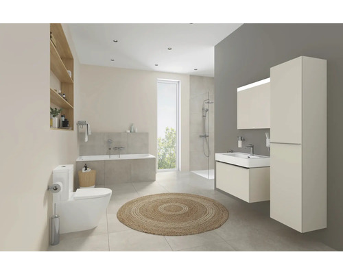 Helles Badezimmer mit Badewanne, Dusche, Waschtisch, Spiegelschrank, Hochschrank und Toilette