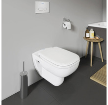 Wandhängendes WC mit Toilettenbürste, Spülknopf, Toilettenpapierhalter und Beistelltisch im Badezimmer.