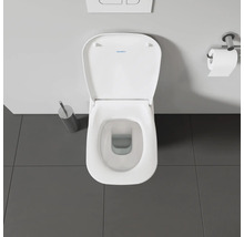 Aufnahme einer Toilette mit geöffnetem Deckel im Badezimmer.