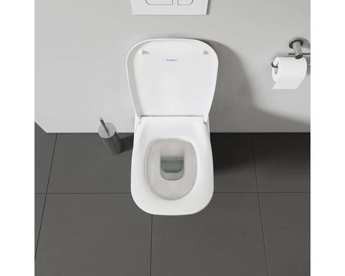 Aufnahme einer Toilette mit geöffnetem Deckel im Badezimmer.