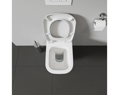 Aufnahme einer Toilette mit offenem Toilettendeckel und Toilettenpapierhalter