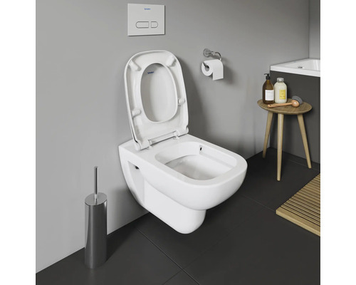 Wandhängendes WC mit offenem Spülrand und WC-Sitz in einem Badezimmer.