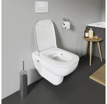 Wandhängendes WC mit Toilettenbürste und Spültaste im Badezimmer.
