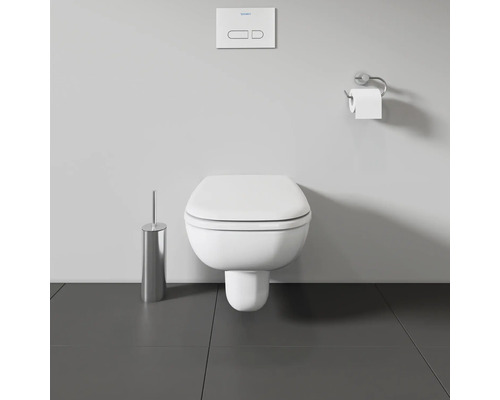 Badezimmer mit wandhängendem WC, Betätigungsplatte, Toilettenbürste und Toilettenpapierhalter