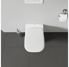 Aufsicht auf eine Toilette mit Toilettenpapierhalter, Spülkasten und Toilettenbürste