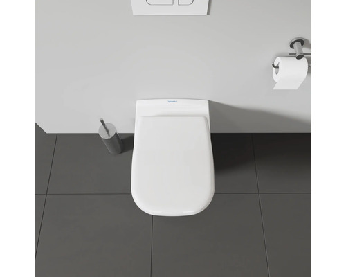 Aufsicht auf eine Toilette mit Toilettenpapierhalter, Spülkasten und Toilettenbürste