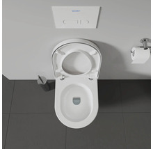 Aufnahme einer Toilette mit offenem Toilettendeckel, Spülkasten, Toilettenpapier und Toilettenbürste.