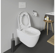 Wandhängendes WC mit geöffnetem Sitz, Betätigungsplatte und Toilettenbürste in einem Badezimmer