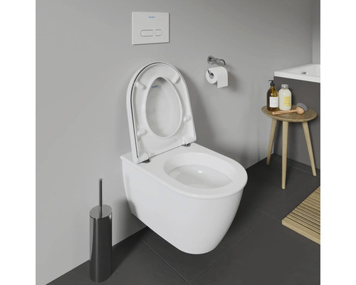 Wandhängendes WC mit geöffnetem Sitz, Betätigungsplatte und Toilettenbürste in einem Badezimmer