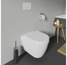 Modernes Badezimmer mit wandhängendem WC, Toilettenbürste, Toilettenpapierhalter und Beistelltisch