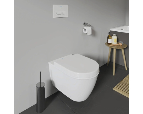 Modernes Badezimmer mit wandhängendem WC, Toilettenbürste, Toilettenpapierhalter und Beistelltisch